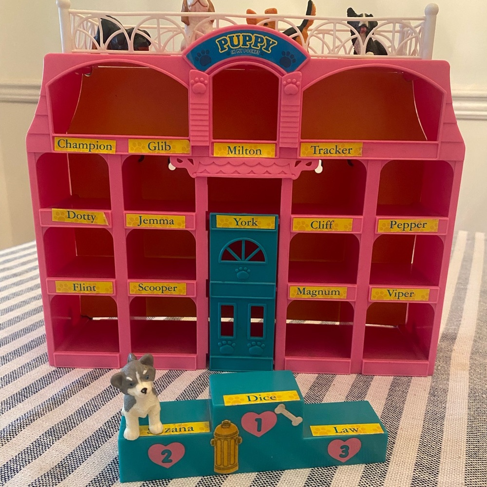 Vintage 90s Puppy In My Pocket Dog House with stand and 5 Dogs